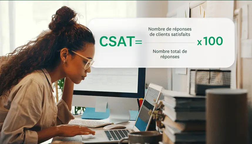 Une femme souriante regardant l’écran d’un ordinateur portable, avec en incrustation, la formule de calcul du score CSAT, soit : (Nombre de réponses de clients satisfaits/Nombre total de réponses) x 100.