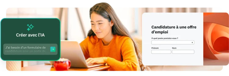 Une femme souriante en train de consulter son ordinateur portable avec, en incrustation, un formulaire de candidature à une offre d’emploi et un prompt d’IA
