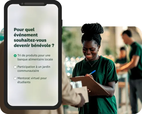 Une personne souriante remplissant un formulaire sur un presse-papier avec, en incrustation, un écran de téléphone présentant un formulaire d’inscription pour faire du bénévolat.