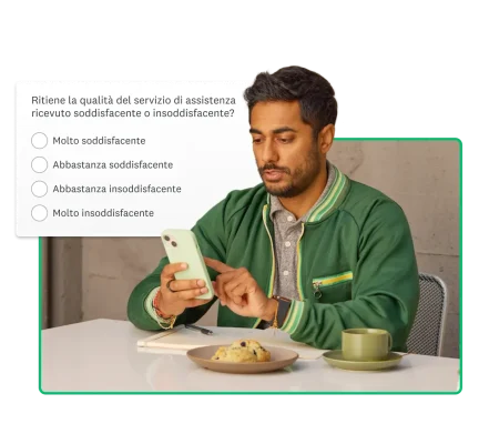 Uomo che digita sul proprio smartphone, accanto a una domanda di indagine