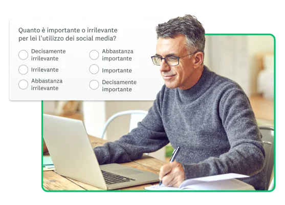 Persona che guarda lo schermo di un laptop e tiene in mano una penna. Accanto una domanda SurveyMonkey “Quanto è importante o irrilevante per lei l'utilizzo dei social media?”
