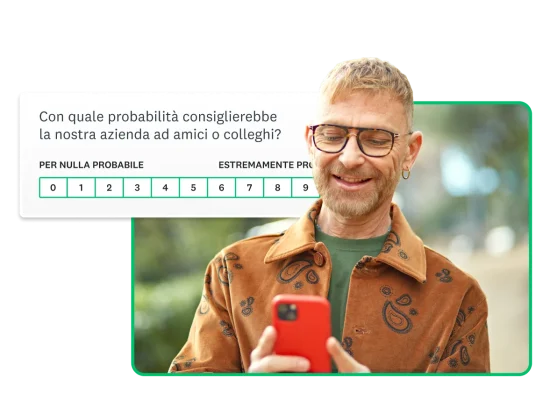 Persona che indossa gli occhiali e tiene in mano un telefono, accanto a una domanda NPS che chiede: “Con quale probabilità consiglierebbe la nostra azienda ad amici o colleghi?”