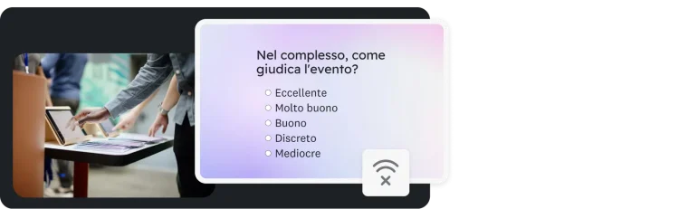 Mani che digitano su un tablet appoggiato su un tavolo, accanto una domanda di indagine che chiede di esprimere una valutazione complessiva sull'evento