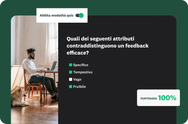 Uomo seduto davanti a un computer portatile con la grafica dell'interfaccia del quiz sulla destra, un punteggio del 100% e una domanda che chiede “Quali dei seguenti attributi contraddistinguono un feedback efficace?”, insieme a quattro possibili risposte: “Specifico”, “Tempestivo”, “Vago”, “Fruibile”.