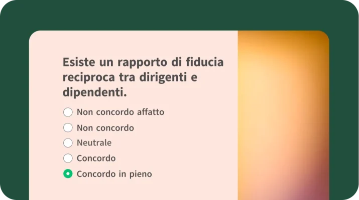 Modello di sondaggio sul coinvolgimento del personale, mirato a valutare la fiducia nell'ambiente di lavoro tra la dirigenza e i dipendenti.