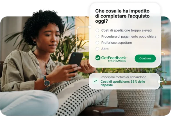 Donna che utilizza uno smartphone accanto alla schermata di una domanda di sondaggio sulla procedura di checkout di GetFeedback di SurveyMonkey con i principali motivi di abbandono