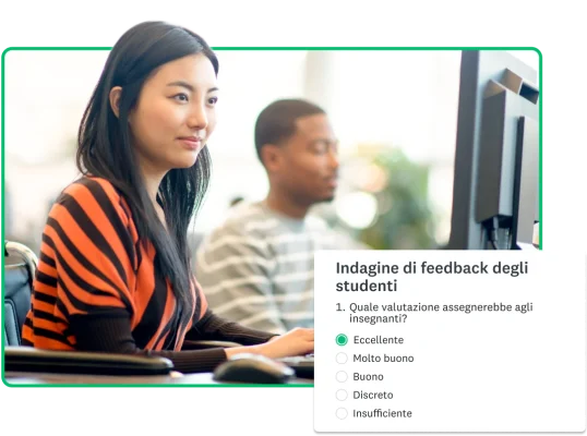 Studente che compila un questionario di feedback su un computer