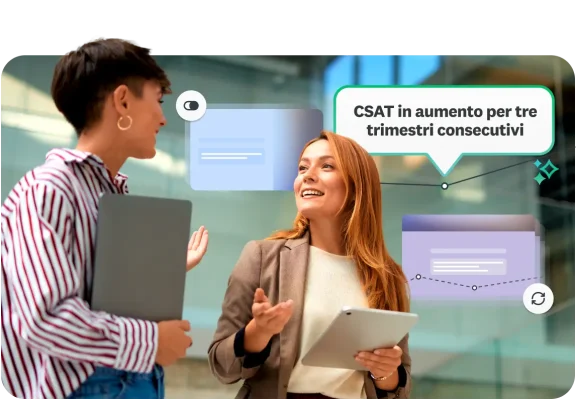 Due professionisti in un ufficio discutono dei dati di feedback dei clienti con una nota che evidenzia l'aumento del punteggio CSAT per tre trimestri consecutivi