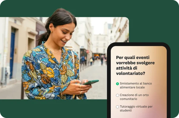 Una persona che cammina per strada e guarda un questionario per la registrazione dei volontari su un cellulare.