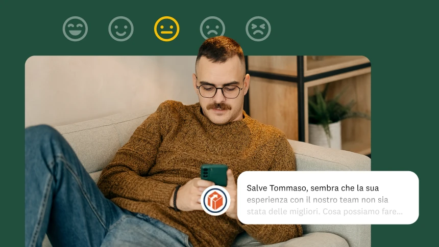 Uomo seduto sul divano che guarda il telefono, accanto a un'emoji con espressione neutra e una casella di testo che dice: &quot;sembra che la sua esperienza con il nostro team non sia stata delle migliori&quot;