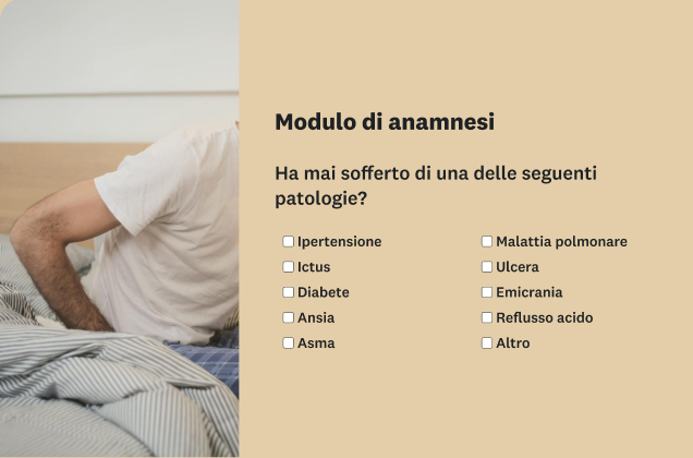 Modulo di anamnesi con un elenco di condizioni mediche e caselle di spunta. Accanto è visualizzata la foto del busto di una persona seduta su un letto.