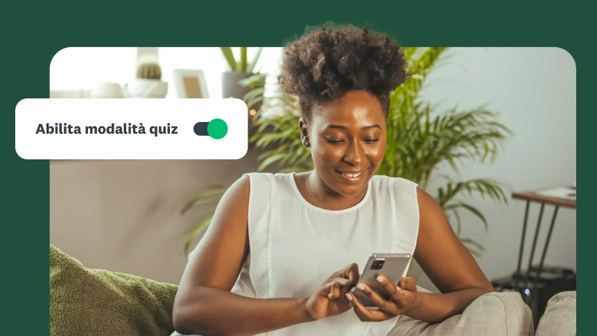 Donna seduta su un divano che guarda il suo telefono con un pulsante &quot;Abilita modalità quiz&quot; in sovrapposizione.