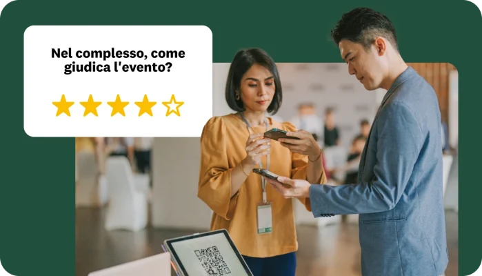 Due persone a un evento che utilizzano i loro telefoni per scansionare un codice QR su un tablet, con in sovrapposizione una domanda di valutazione dell'evento con quattro stelle.