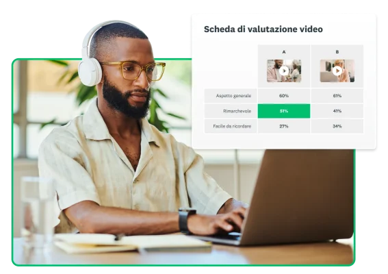 Uomo con cuffie che scrive su un computer portatile, accanto a una scheda di valutazione video che mostra i risultati di un confronto fra tre video