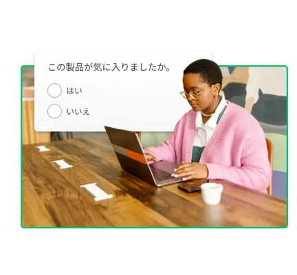 ノートパソコンで作業をしている女性