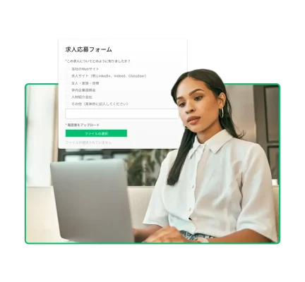 ノートパソコンで作業しているリモート従業員