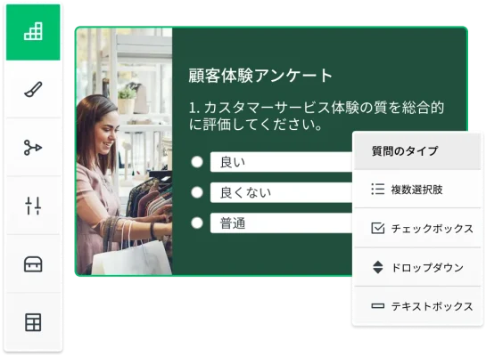 SurveyMonkeyのアンケート作成画面のスクリーンショットの隣で、コンピューターで仕事をしている人