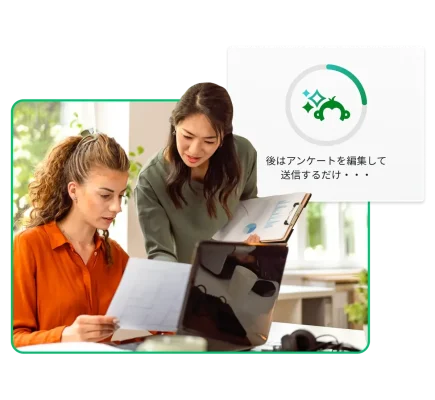 デスクでパソコンを使って共同作業をする2人の同僚