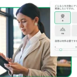 タブレットの画面を見ている女性と、SurveyMonkey Audienceのパネルのスクリーンショット