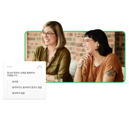 설문조사 작업 중인 두 명의 여성