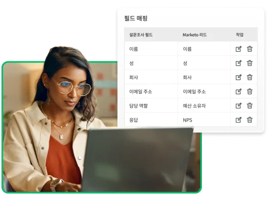 필드 매핑의 제품 스크린샷과 함께 컴퓨터에서 작업 중인 여성