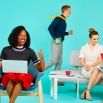 Donna seduta con laptop e pollice alzato, due donne sorridenti che guardano un tablet e un uomo in piedi che corre