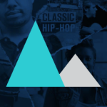 Blågrön stor triangel bredvid en mindre grå triangel, mot mörkblå bakgrund