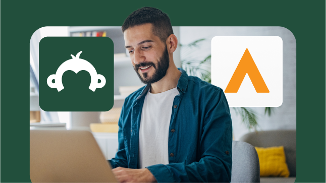 En smilende mann som jobber på den bærbare PC-en sin, med SurveyMonkey- og Alchemer-logoene svevende i forgrunnen.