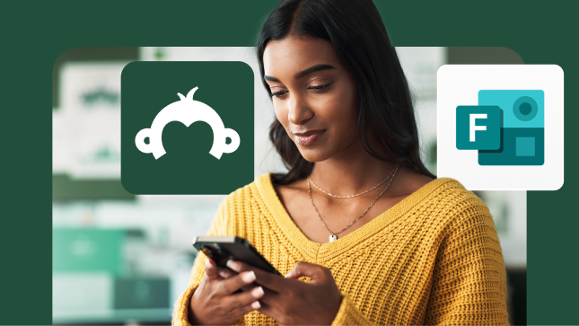 En kvinne som bruker telefonen sin med SurveyMonkey- og Microsoft Forms-logoene svevende i forgrunnen.