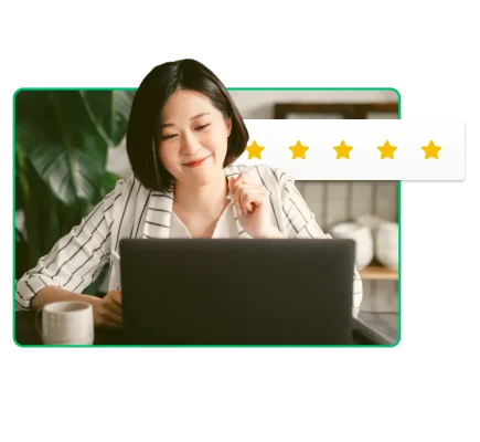 Kvinde arbejder på bærbar computer ved siden af 5 stjerner