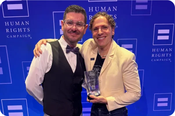 Kaksi The Queerious -työntekijäryhmän jäsentä Human Rights Campaignin järjestämässä tapahtumassa