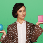 Donna che tiene un cubo rosa in una mano e una sfera blu nell'altra