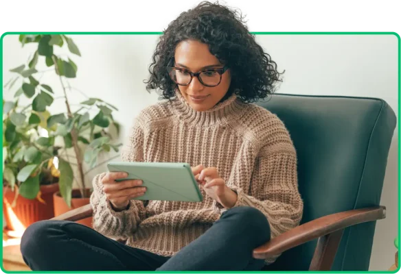 Een vrouw met een bril die op een tablet tikt