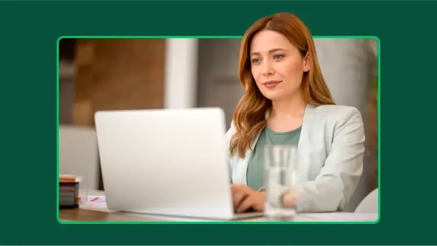 Frau mit roten Haaren erstellt eine Umfrage auf einem Laptop