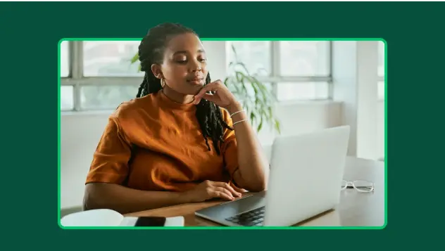 Een vrouw die informatie bekijkt op haar laptop