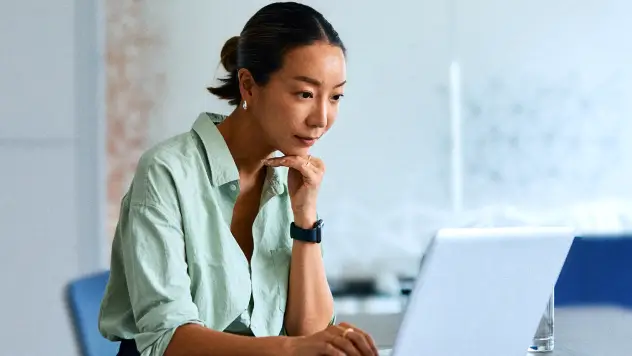 노트북으로 설문조사를 만들고 있는 빨간색 머리의 여성
